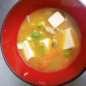 豆腐としめじとわかめの味噌汁